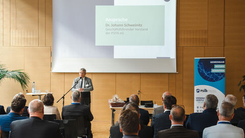 Eine Person hält eine Ansprache