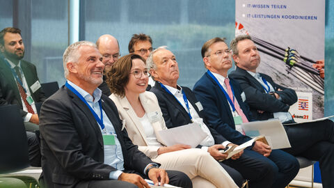 Reden Menschen hören einem Vortrag zu